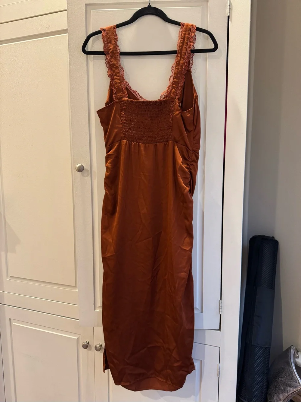 NWOT ASTR The Label Alva Ruched Lace Trim Midi Dress